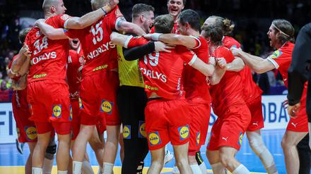 29.01.2023, Schweden, Stockholm: Handball: WM, Finale Frankreich - Dänemark in der Ergo Arena. Dänemarks Spieler jubeln nach dem Sieg. Foto: Jan Woitas/dpa +++ dpa-Bildfunk +++