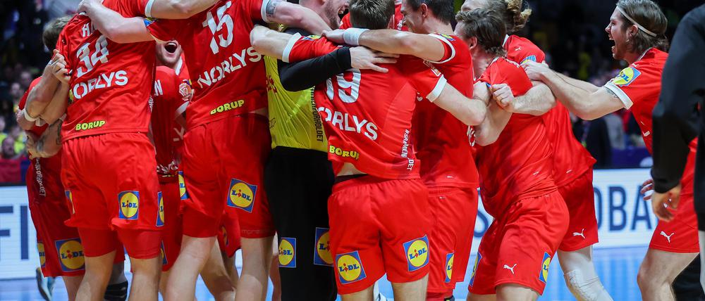 29.01.2023, Schweden, Stockholm: Handball: WM, Finale Frankreich - Dänemark in der Ergo Arena. Dänemarks Spieler jubeln nach dem Sieg. Foto: Jan Woitas/dpa +++ dpa-Bildfunk +++