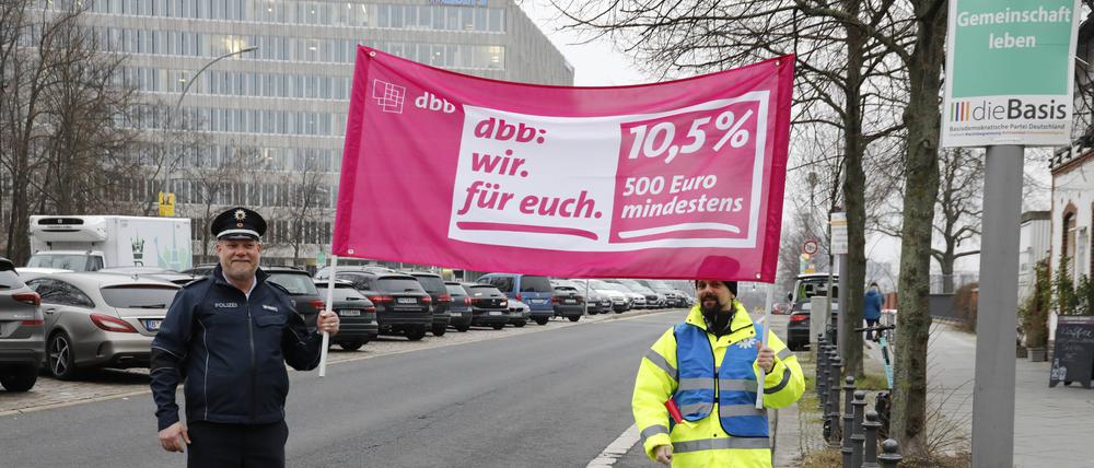 Deutschland, Berlin, Bundespolizisten demonstrieren vor dem Bundesinnenministerium.