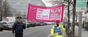 Deutschland, Berlin, Bundespolizisten demonstrieren vor dem Bundesinnenministerium.