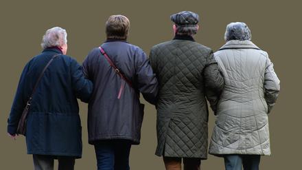 Seniorenquartett beim Spaziergang.