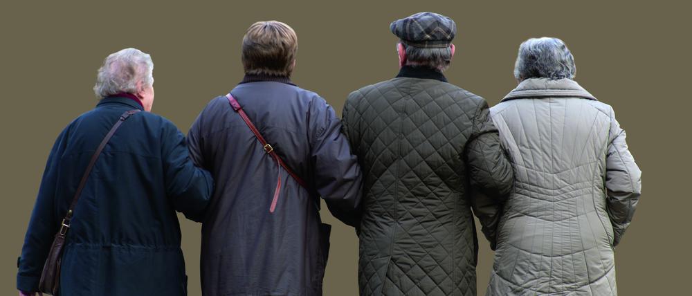 Seniorenquartett beim Spaziergang.