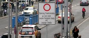 25.01.2023, Berlin: Die Friedrichstraße in Berlin-Mitte soll ab dem kommenden Montag wieder für Autos geschlossen und zur Fußgängerzone werden. Die Pläne für die sogenannte Umwidmung des Abschnitts zwischen Französischer und Leipziger Straße sind in Bearbeitung. Die Friedrichstraße war von 2020 bis November 2022 autofrei. Eine Weinhändlerin aus der Nachbarschaft hatte vor Gericht die vorübergehende Wieder-Öffnung der Friedrichstraße für den Autoverkehr durchgesetzt. Foto: Wolfgang Kumm/dpa +++ dpa-Bildfunk +++