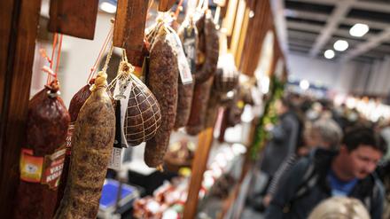 Wurstwaren hängen auf der Internationalen Grünen Woche 2023.