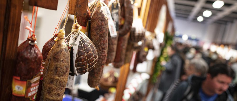 Wurstwaren hängen auf der Internationalen Grünen Woche 2023.