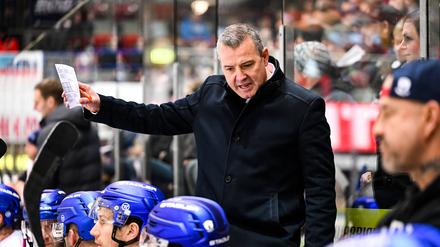 Eisbären-Trainer Serge Aubin fand nach dem 1:4 in Iserlohn deutliche Worte. 