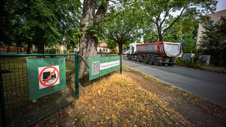 Lkw-Verkehr im historischen Dorfkern Rosenthal.