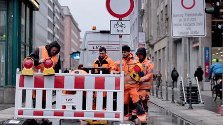 Arbeiter stellen eine Absperrung an der Einfahrt zur Friedrichstraße, Ecke Leipziger Straße auf. Ein Abschnitt der Berliner Friedrichstraße wird zur Fußgängerzone und damit erneut für den Autoverkehr gesperrt. Der betreffende gut 500 Meter lange Abschnitt zwischen Leipziger Straße und Französischer Straße ist dauerhaft für den Pkw-Verkehr gesperrt.