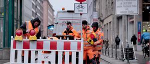Arbeiter stellen eine Absperrung an der Einfahrt zur Friedrichstraße, Ecke Leipziger Straße auf. Ein Abschnitt der Berliner Friedrichstraße wird zur Fußgängerzone und damit erneut für den Autoverkehr gesperrt. Der betreffende gut 500 Meter lange Abschnitt zwischen Leipziger Straße und Französischer Straße ist dauerhaft für den Pkw-Verkehr gesperrt.