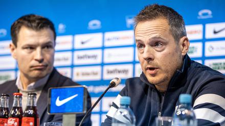 Kay Bernstein (r), Präsident von Hertha BSC, spricht während einer Pressekonferenz.
