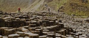 Silikathaltige Minerale wie etwa in vulkanischem Basalt lösen sich auf, wenn sie mit Kohlendioxid und Wasser reagieren.