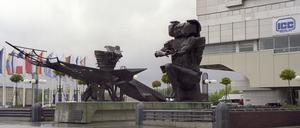 Plastik Ecbatane von Jean Ipusteguy vor dem Berliner ICC (Internationale Congress Centrum) in Berlin snapshot-photography/W.Kölbel *** Plastic Ecbatane by Jean Ipusteguy before the Berlin ICC International Congress Center in Berlin snapshot photography W Kaiser