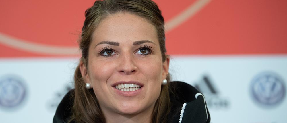 Melanie Leupolz spricht während einer Pressekonferenz der deutschen Fußball-Nationalmannschaft der Frauen vor der Fußball-Weltmeisterschaft in Frankreich 2019.