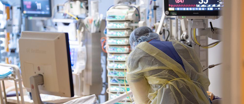 Auch in Deutschland werden weiterhin Covid-19-Patient:innen auf Intensivstationen behandelt.