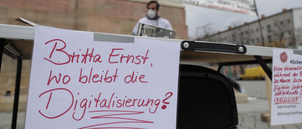 Digitalisierung für Brandenburgs Schulen wird schon lange gefordert - hier bei einer Demonstration auf dem Alten Markt in Potsdam.