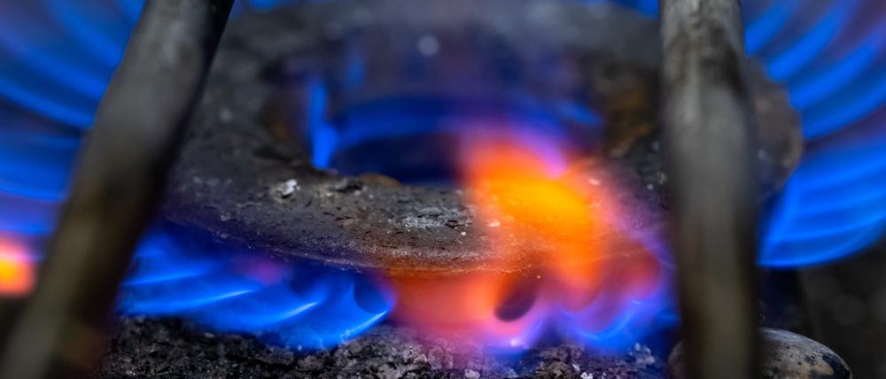 Die Flamme von einem Gasherd ist in der Küche eines Restaurants zu sehen. 