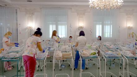 Babys von Leihmüttern in der Ukraine.