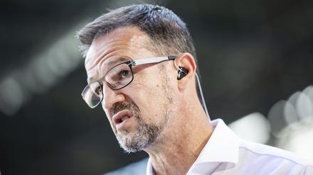 Fredi Bobic, Sport-Geschäftsführer von Hertha BSC Berlin steht vor dem Spiel im Stadion. 