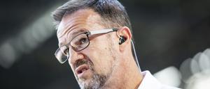 Fredi Bobic, Sport-Geschäftsführer von Hertha BSC Berlin steht vor dem Spiel im Stadion. 