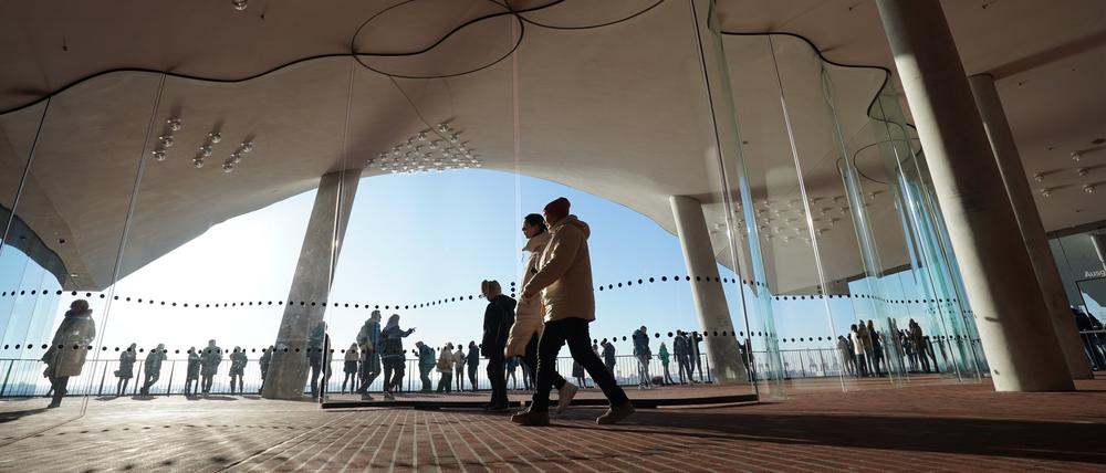 Besucher genießen den Ausblick von der Elbphilharmonie-Plaza auf den Hafen.