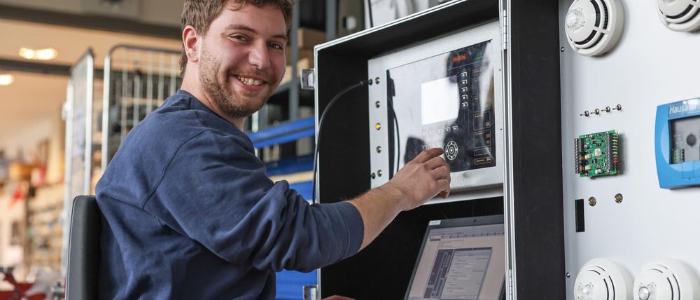 "Meine Lehre" Name: Felix WünscheAlter/LJ: 26, 4. LehrjahrFirma: B.I.N.S.S. Datennetze und Gefahrenmeldesysteme GmbHAusbildung zum: Elektroniker, Fachrichtung Informations- und TelekommunikationstechnikQuelle: Konstantin Gastmann/Handwerkskammer Berlin