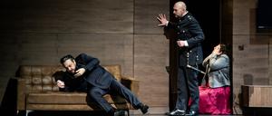 George Petean (links) in der Titelrolle mit Attilio Glaser und Maria Motolygina.