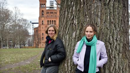 Entspannt zurücklehnen können sich Lena Wassermeier (links) und Hannah Schmedes nur kurz fürs Foto. Sie planen bereits nächste Schreibaktionen.