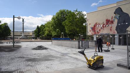 Der Mehringplatz in Berlin-Kreuzberg wird nach jahrelangen Umbau- und Verschönerungsarbeiten mit einem Straßenfest am Wochenende eröffnet. 