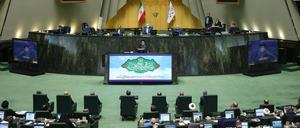 Präsident Ebrahim Raisi im iranischen Parlament. Zahlreiche Kritiker werfen seiner Regierung Unfähigkeit vor.