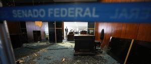 Der Eingang zum Büro des Senatspräsidenten ist am Tag nach der Stürmung des Kongresses durch Anhänger des ehemaligen brasilianischen Präsidenten Bolsonaro zerstört. 