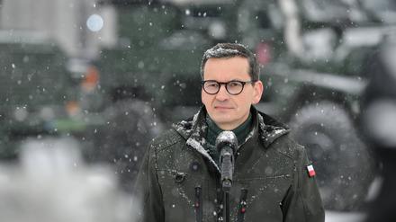 Mateusz Morawiecki, Premierminister von Polen, spricht bei einer Pressekonferenz während seines Besuchs der 18. Mechanisierten Division.