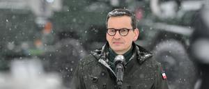 Mateusz Morawiecki, Premierminister von Polen, spricht bei einer Pressekonferenz während seines Besuchs der 18. Mechanisierten Division.