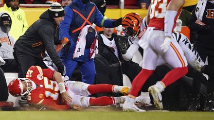 Patrick Mahomes (am Boden) kassiert in dieser Szene den Hit von Joseph Ossai.