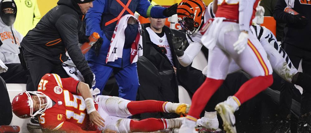 Patrick Mahomes (am Boden) kassiert in dieser Szene den Hit von Joseph Ossai.