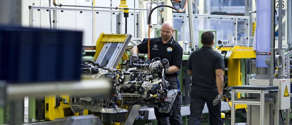 Die Fertigung von Verbrennungsmotoren im Berliner Mercedes-Benz Werk läuft aus. Mit digitalen Projekten und der Produktion spezieller E-Motoren hat das Werk eine Zukunft.  