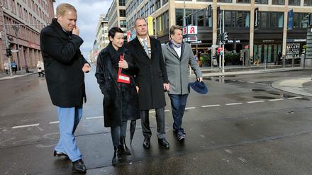 V.l.n.r.: Björn Fromm, Präsident des Handelsverbandes Berlin-Brandenburg, Weinhändlerin Anja Schröder von der Initiative „Rettet die Friedrichstraße“, Dehoga-Berlin-Präsident Christian Andresen und Bastian Greiner-Bäuerle vom Wirtschaftskreis Mitte.