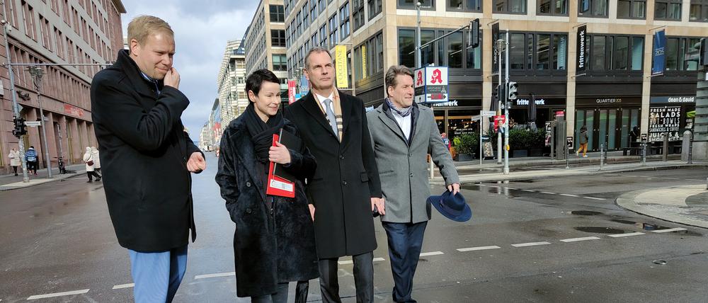 V.l.n.r.: Björn Fromm, Präsident des Handelsverbandes Berlin-Brandenburg, Weinhändlerin Anja Schröder von der Initiative „Rettet die Friedrichstraße“, Dehoga-Berlin-Präsident Christian Andresen und Bastian Greiner-Bäuerle vom Wirtschaftskreis Mitte.