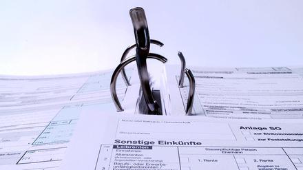 Auf den Steuerbescheid müssen Brandenburger:innen lange warten.