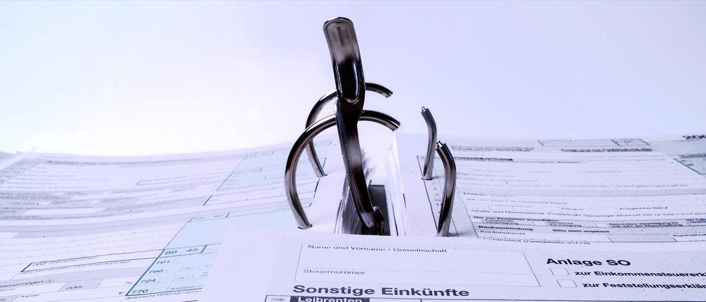 Auf den Steuerbescheid müssen Brandenburger:innen lange warten.