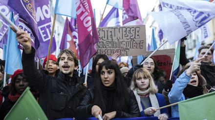 Auch junge Franzosen protestieren gegen einen späteren Beginn der Rente.