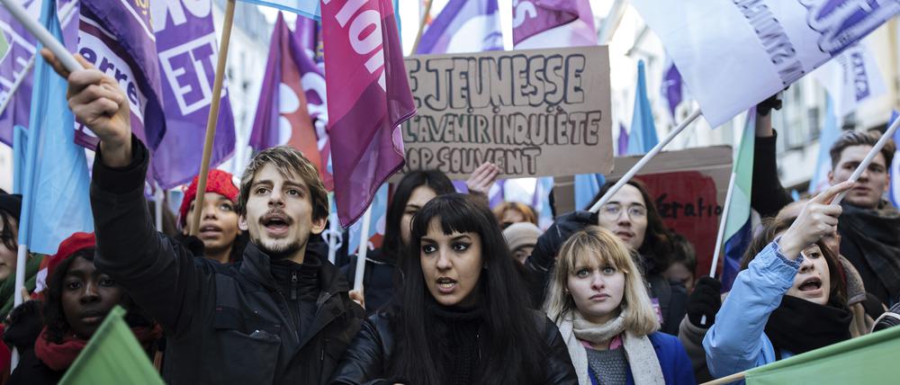 Auch junge Franzosen protestieren gegen einen späteren Beginn der Rente.