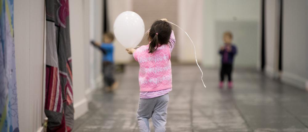 Ein Flüchtlingskind in einer Notunterkunft auf dem ehemaligen Flughafen Tempelhof.