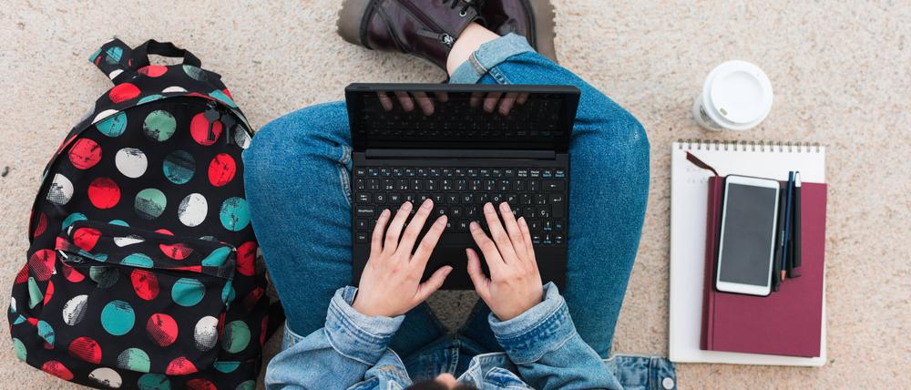 Top view of a university student while she writes in her laptop Elche, Valencian Community, Spain PUBLICATIONxINxGERxSUIxAUTxONLY CRCRBL200430-362041-01,model released, Symbolfoto