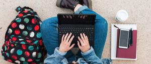 Top view of a university student while she writes in her laptop Elche, Valencian Community, Spain PUBLICATIONxINxGERxSUIxAUTxONLY CRCRBL200430-362041-01,model released, Symbolfoto