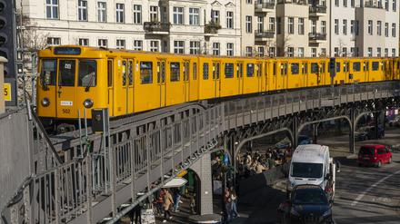 Eine U-Bahn der Linie 1 vor dem Bahnhof Schlesisches Tor in Berlin-Kreuzberg. 
