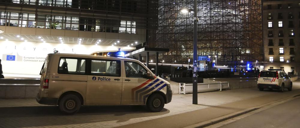Polizeiautos stehen in der Nähe einer Metrostation vor dem EU-Hauptquartier.