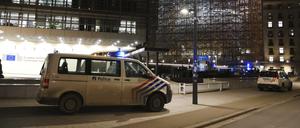 Polizeiautos stehen in der Nähe einer Metrostation vor dem EU-Hauptquartier. 