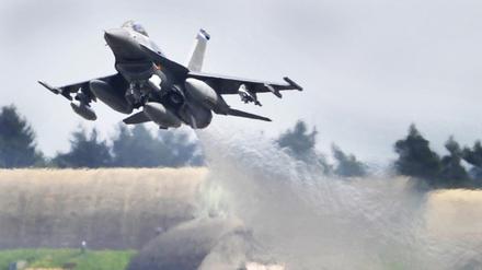 Ein US-Kampflugzeug vom Typ F-16 Falcon startet auf der Airbase Spangdahlem in Deutschland. (Archivbild)