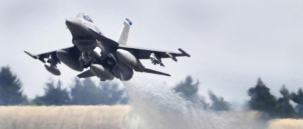 Ein US-Kampflugzeug vom Typ F-16 Falcon startet auf der Airbase Spangdahlem in Deutschland. (Archivbild)