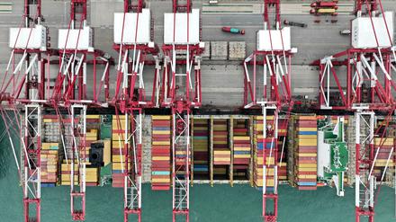Blick von oben auf ein Containerschiff im Qianwan Container Terminal im Hafen von Qingdao in der ostchinesischen Provinz Shandong. 